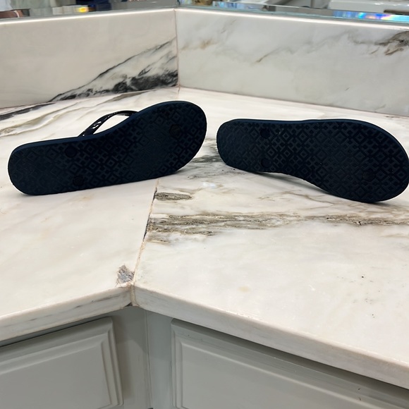 Tory Burch Flip Flops. SZ 7. Navy patent thong. Navy gold logo. - Picture 5 of 5
